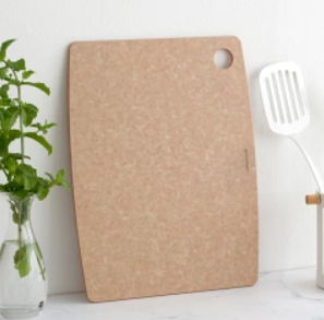 黒いまな板の白い傷と汚れ